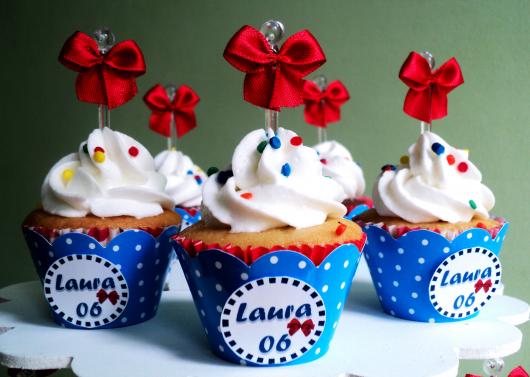 Cupcake Branca de Neve decorado com chantilly branco e confeito colorido