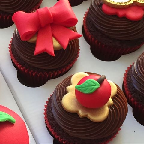 Cupcake Branca de Neve decorado com ganache de chocolate e aplique de pasta americana