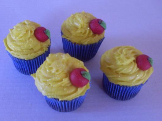 Cupcake Branca de Neve decorado com ganache de chocolate branco