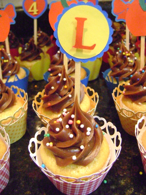 Cupcake Branca de Neve decorado com ganache de chocolate e topper