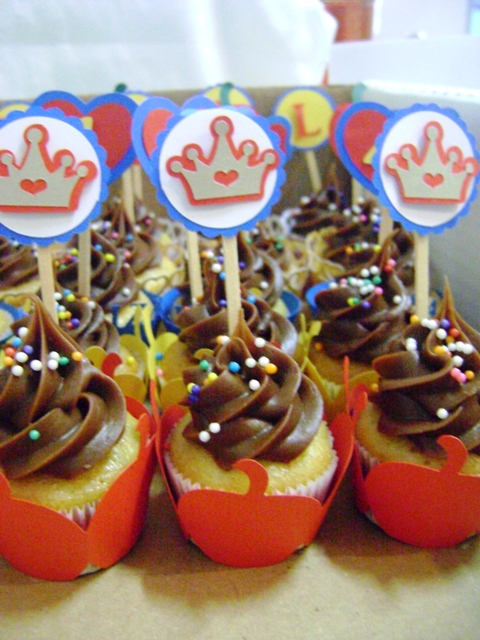 Cupcake Branca de Neve decorado com ganache de chocolate e confete colorido