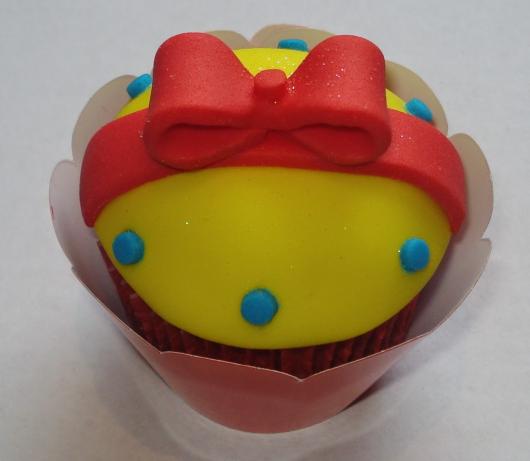 Cupcake Branca de Neve amarelo de pasta americana