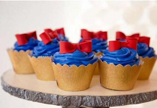 Cupcake Branca de Neve cute azul decorado com lacinho vermelho