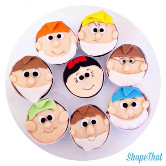 Cupcake Branca de Neve decorado com aplique dos personagens de pasta americana