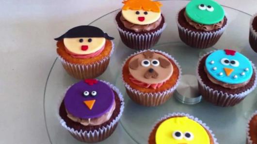 cupcake galinha pintadinha simples com enfeite de pasta americana