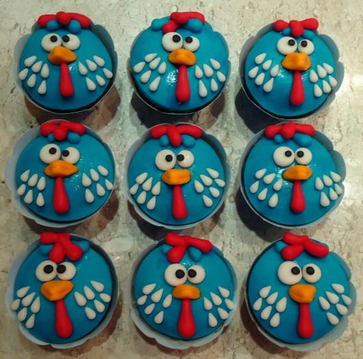 cupcake galinha pintadinha com wrapper azul e galinha pintadinha de pasta de leite ninho