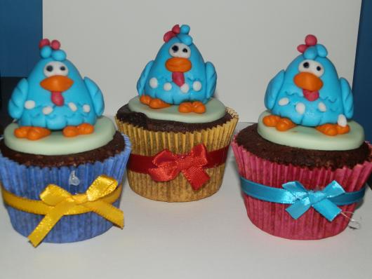 cupcake galinha pintadinha com lacinho de cetim na forminha