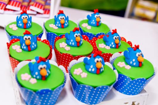 cupcake galinha pintadinha com wrapper azul e galinha 3D