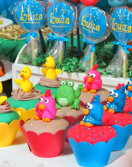 Cupcake galinha pintadinha decorado com personagem de pasta americana