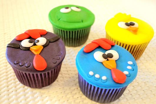 Cupcake galinha pintadinha com enfeite de pasta americana