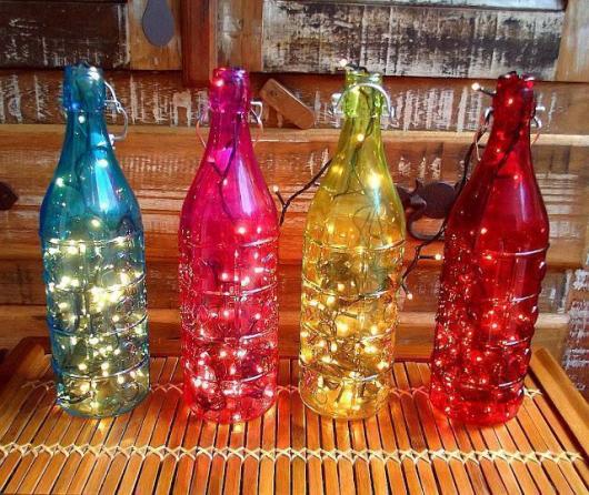 Decoração de Natal simples e barata com garrafa reciclada e pisca-pisca