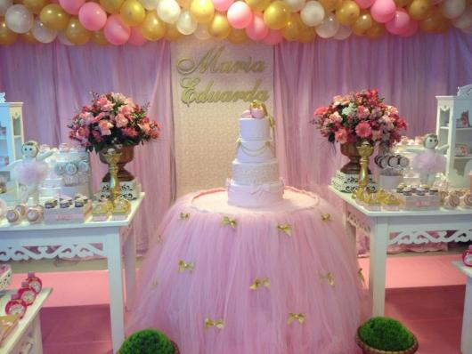 Festa Bailarina rosa e lilás com arranjos de flores
