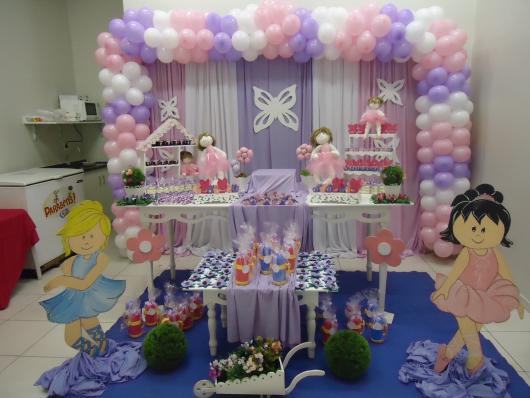 Festa Bailarina rosa e lilás com painel de tecido e arco de bexigas