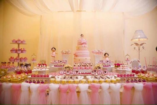 Festa Bailarina rosa e dourada com toalha de tule