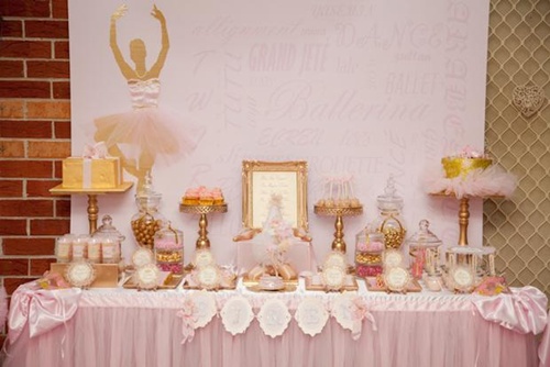 Festa Bailarina rosa e dourada mesa decorada com porta retrato e display