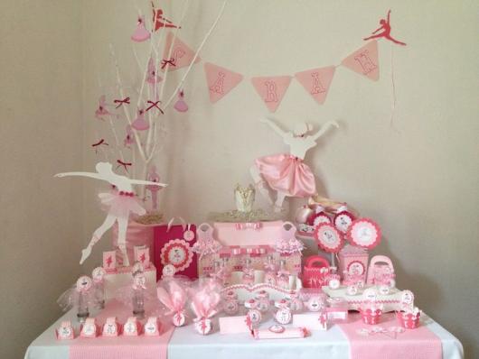 Festa Bailarina simples com varal de bandeirinhas