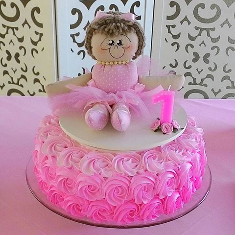Festa Bailarina bolo rosa decorado com chantilly