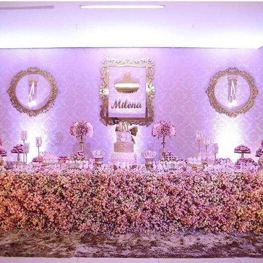 Festa Bailarina luxuosa com flores