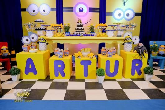 Festa dos Minions com puffs com nome do aniversariante