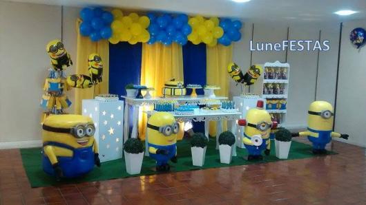 Festa dos Minions provençal com bexígas amarelo e azul