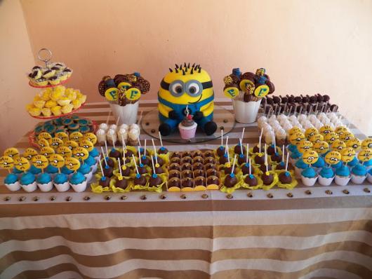 Festa dos Minions simples com toalha marrom e branca