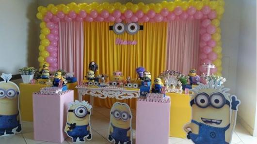 Festa dos Minions rosa com display