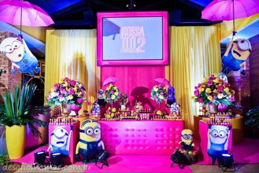 Festa dos Minions rosa com painél digital