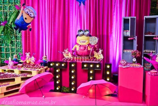 Festa dos Minions rosa com cortina
