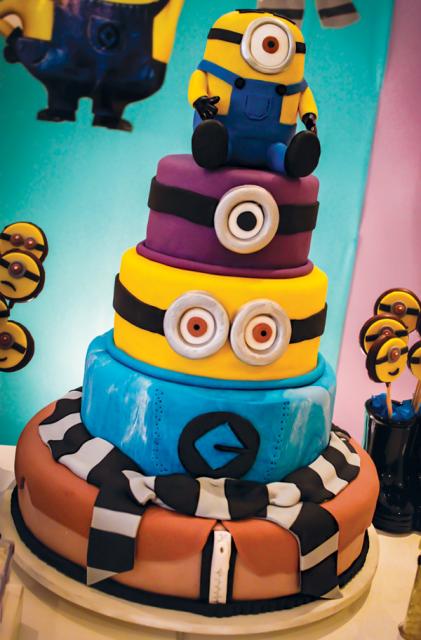 Festa dos Minions bolo de 4 andares