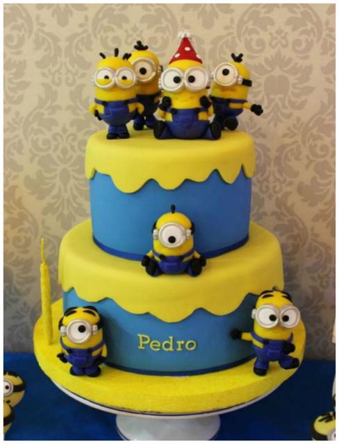 Festa dos Minions bolo decorado com pasta americana