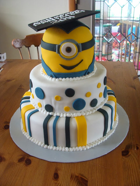 Festa dos Minions bolo de 3 andares branco e amarelino de pasta americana