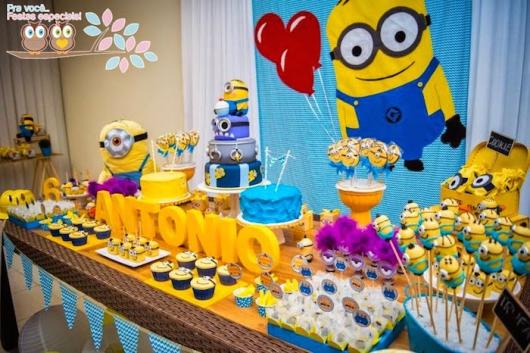 Festa dos Minions com painél personalizado