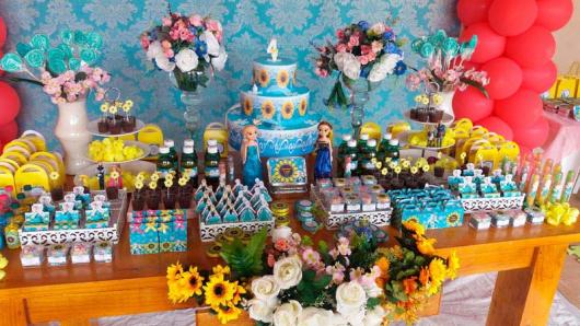 Festa Frozen Fever com arranjo de girassóis