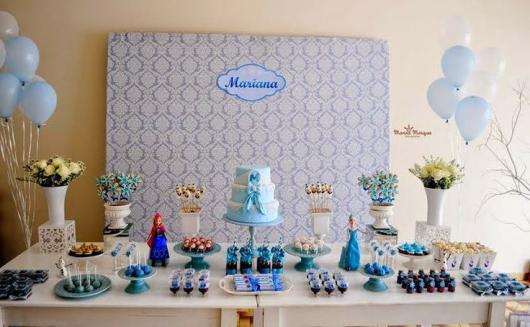 Festa Frozen simples com painél de tecido