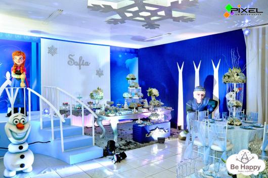 Festa Frozen luxuosa com teto decorado