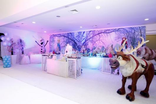 Festa Frozen de luxo com estátuas gigantes dos personagens