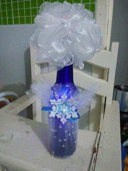 Festa Frozen centro de mesa feito com garrafa