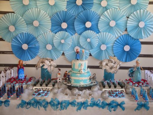 Festa Frozen enfeites criativos feitos com papel