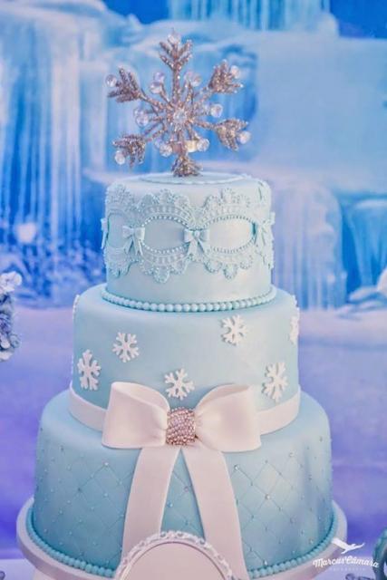 Festa Frozen bolo de pasta americana 3 andares com laço decorativo