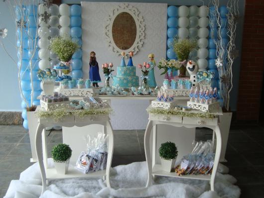 Festa Frozen provençal com painél de bexigas e espelho branco