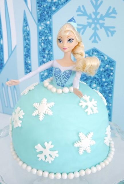 Festa Frozen bolo de pasta americana escupido no formato da Frozen
