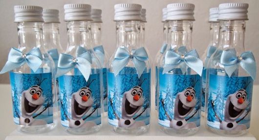 Festa Frozen lembrancinha feita com garrafinha de acrílico