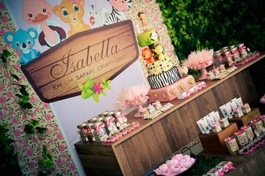 Festa Safari roa com painel peronaliado