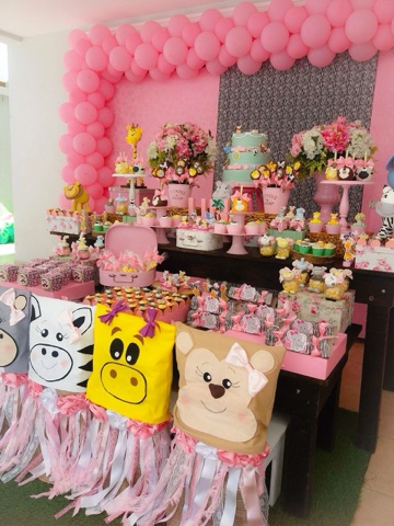 Festa Safari roa com painél de tecido e bexiga