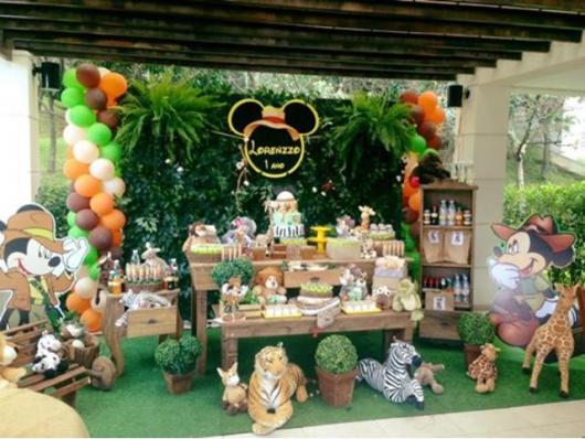 Festa Safari Mickey com muro ingles