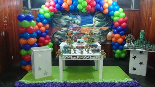 Festa Tartarugas Ninja provençal branca com arco de bexigas