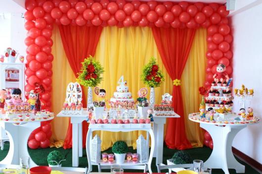 Festa Turma da Mônica provençal branca com cortina vermelha e amarela