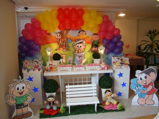 Festa Turma da Mônica provençal branca com arco de bexigas