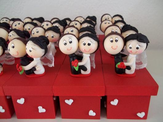 Lembrancinhas de Biscuit caixa de MDF vermelha com noivinhos