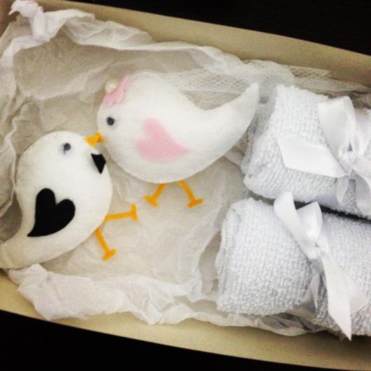 Lembrancinhas para Padrinhos de Casamento caixinha com passarinhos de feltro e toalhas de rosto